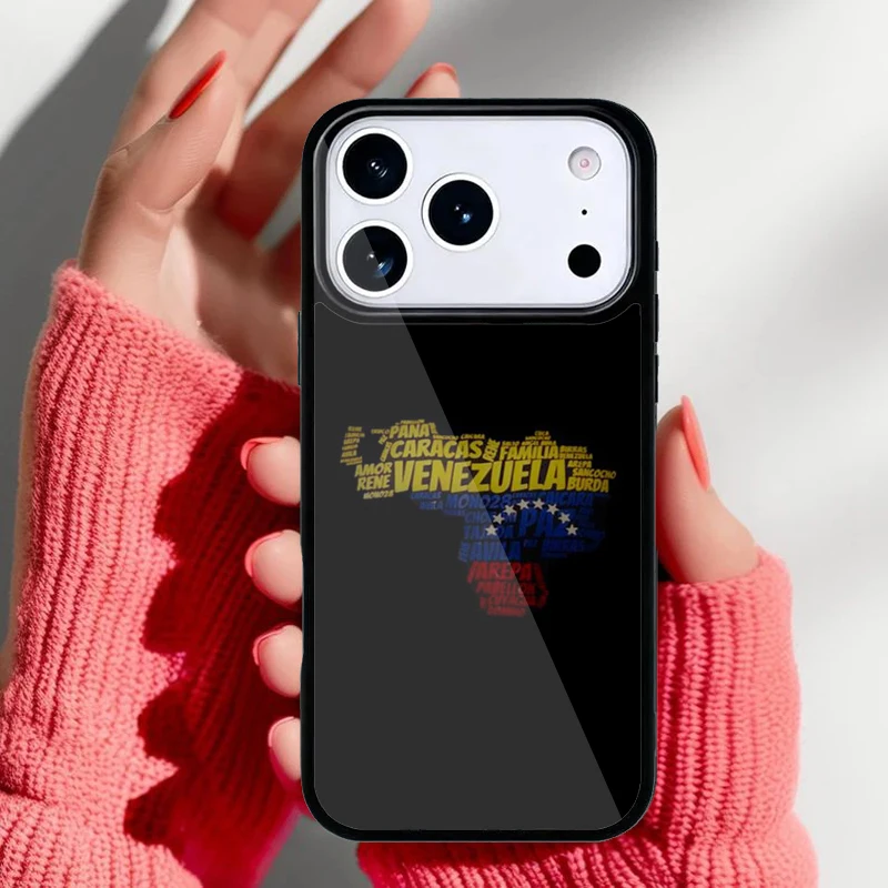 Imagen mostrando la funda colocada en diferentes modelos de iPhone