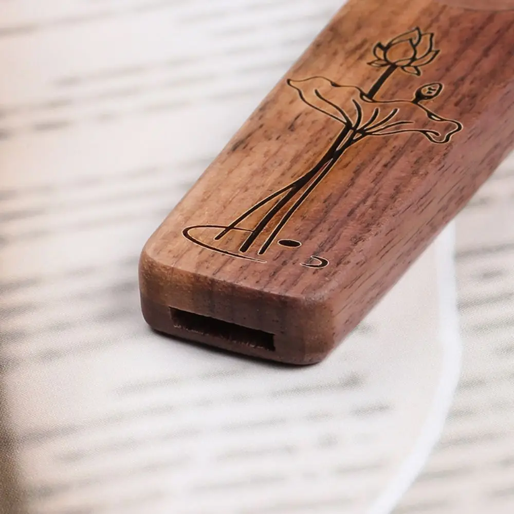Primer plano del kazoo mostrando la textura de la madera