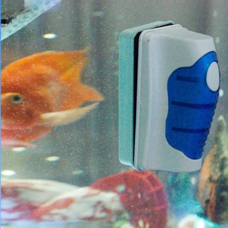 Cepillo magnético para acuario con doble cara limpiando algas