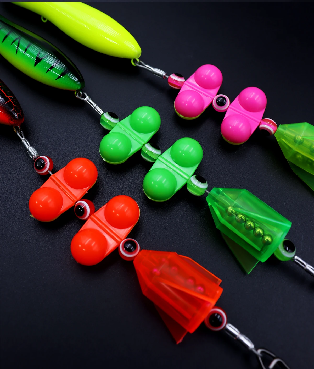 Aparejos de bagre con cascabeles y colores visibles