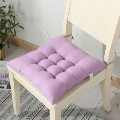 Cojín para silla colocado en silla de cocina con cuerda atada