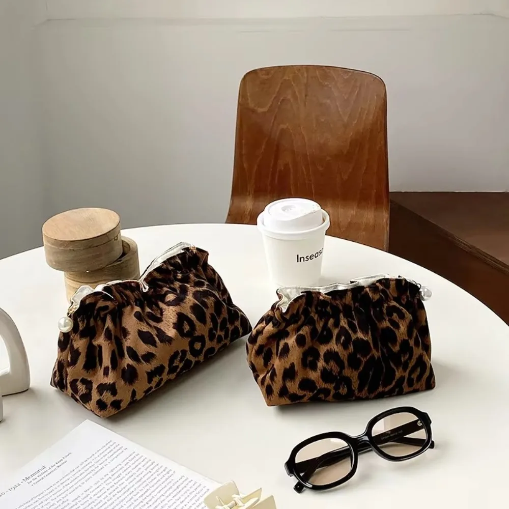 Bolsa de maquillaje con cremallera de perlas y estampado de leopardo - imagen 3
