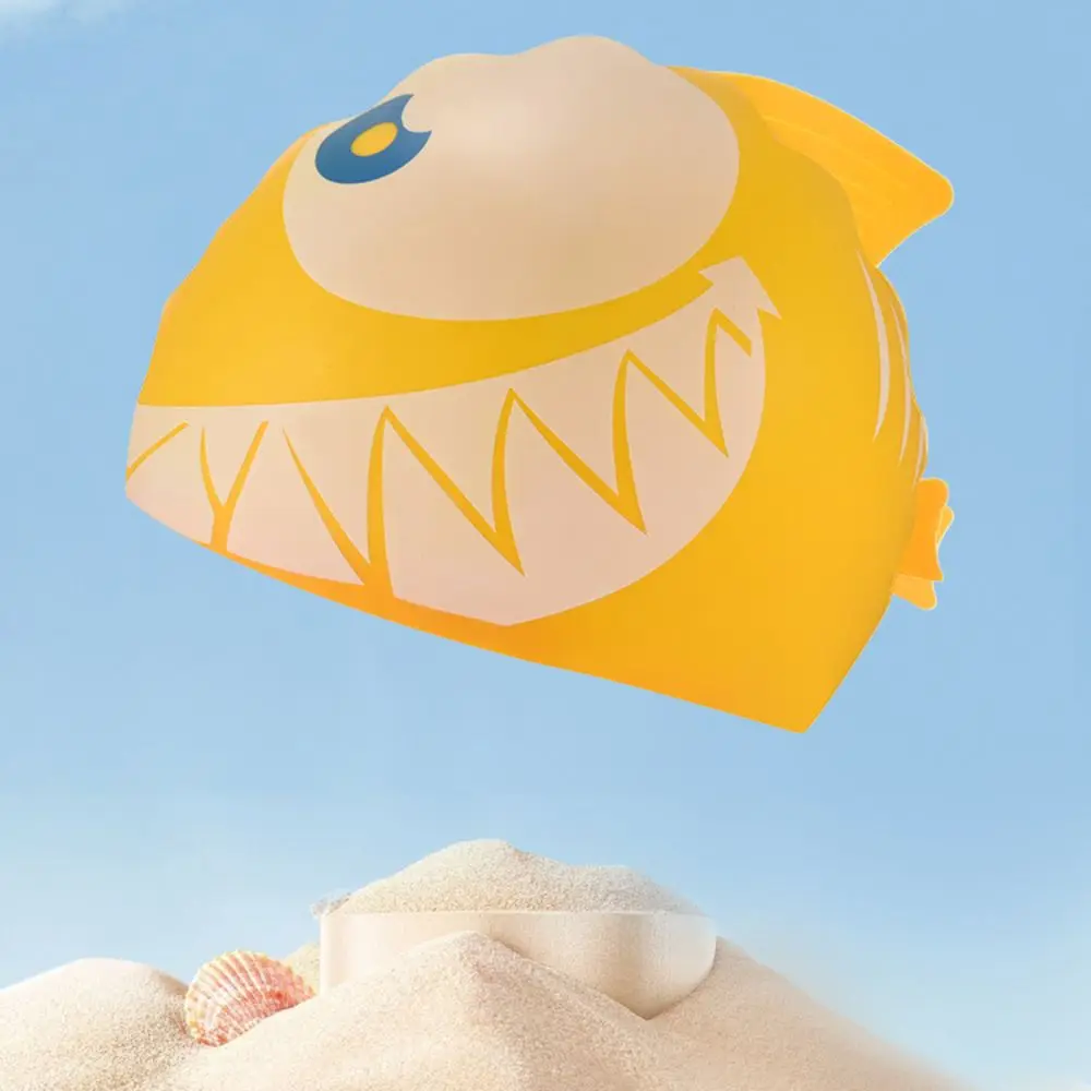 Vista lateral del gorro de piscina con diseño de tiburón para niños