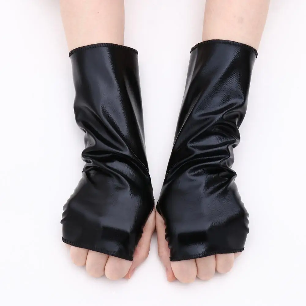 Detalle de guantes negros estilo punk/gótico