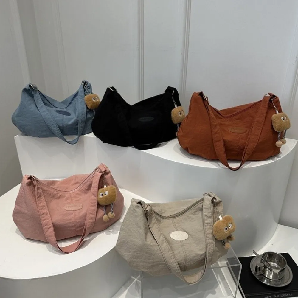Bolso de hombro ligero en nailon color sólido, interior amplio - imagen 5
