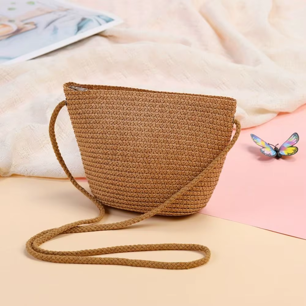 Detalle del bolso de paja tejido