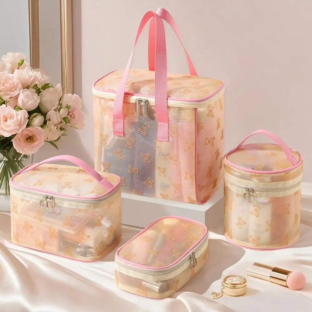 Neceser de viaje grande rosa beige con motivo de oso en malla - imagen 3