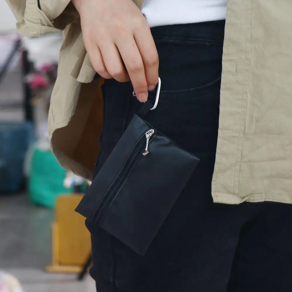 Detalle de la cremallera y el gancho de la bolsa
