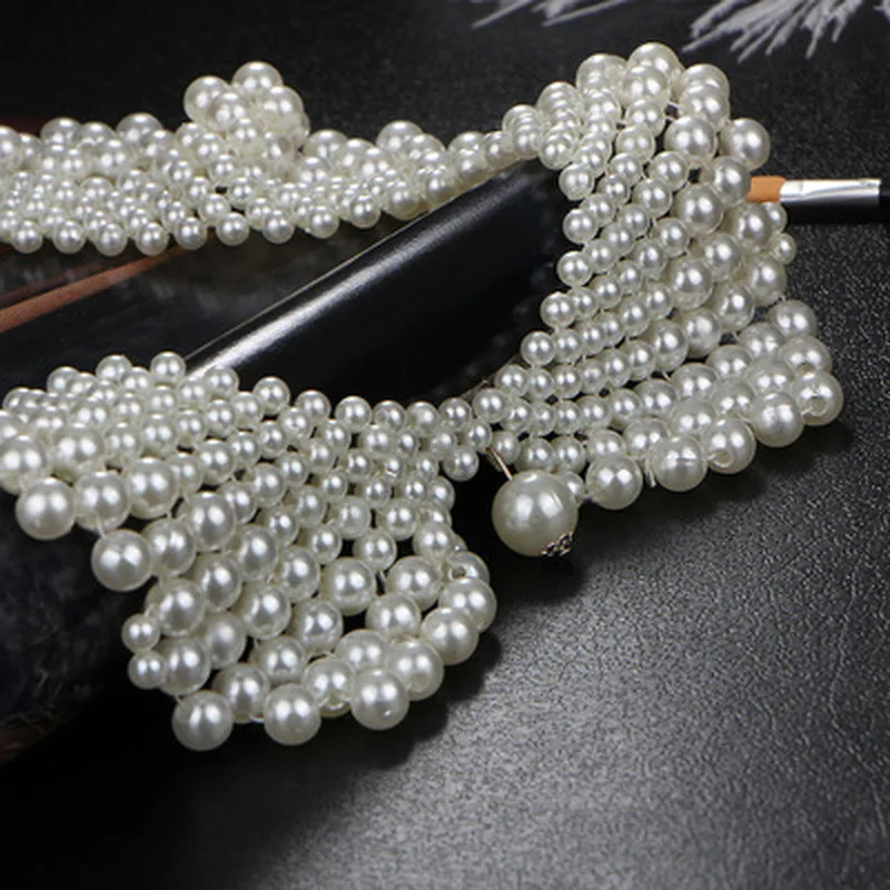 Detalle de perlas de imitación del collar