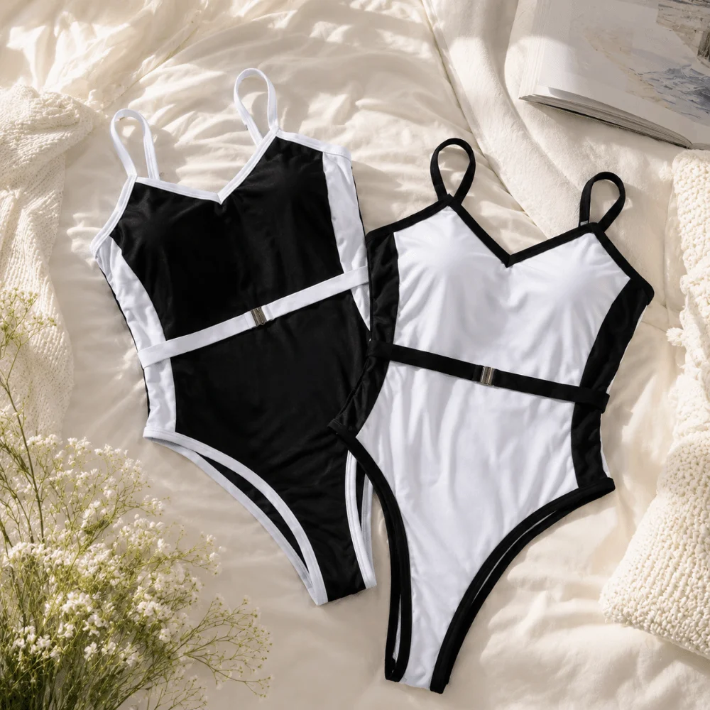 Traje de baño de una pieza en blanco y negro