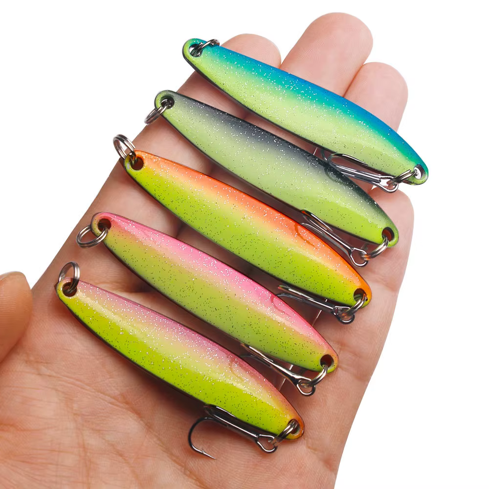Señuelo cuchara luminoso con plumas y lentejuelas para lucio y lubina