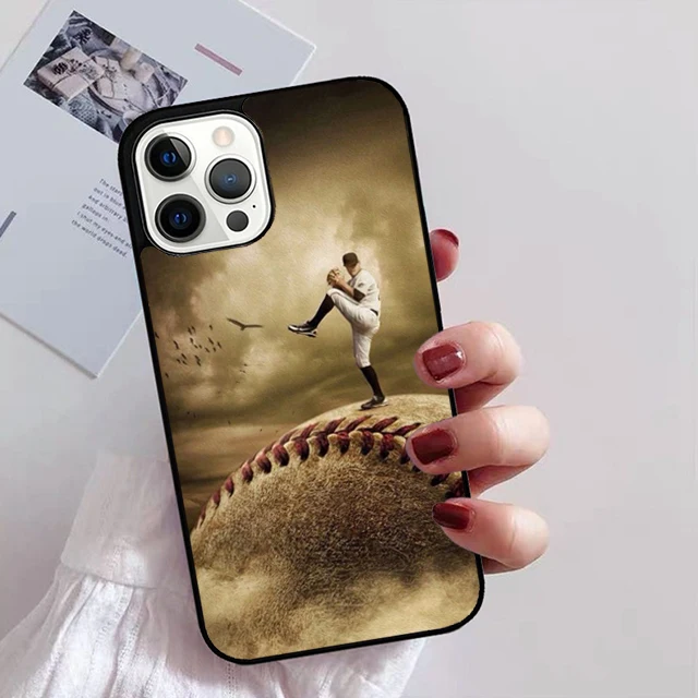 Funda colocada en un iPhone mostrando el ajuste lateral