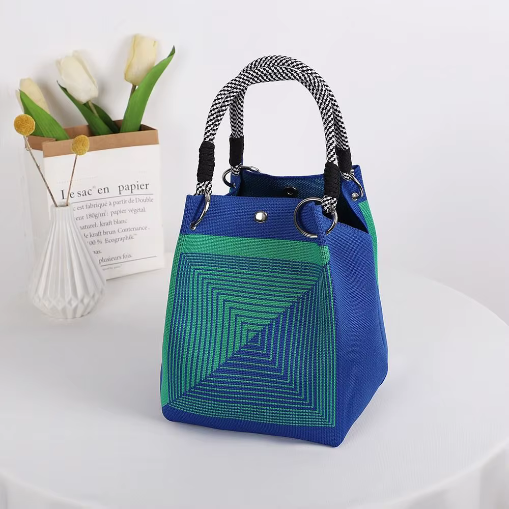 Detalle del bolso tejido con hebilla de anillo