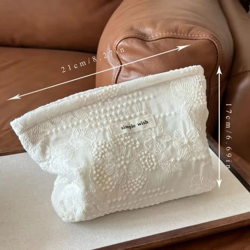 Bolsa de maquillaje blanca con encaje y cierre