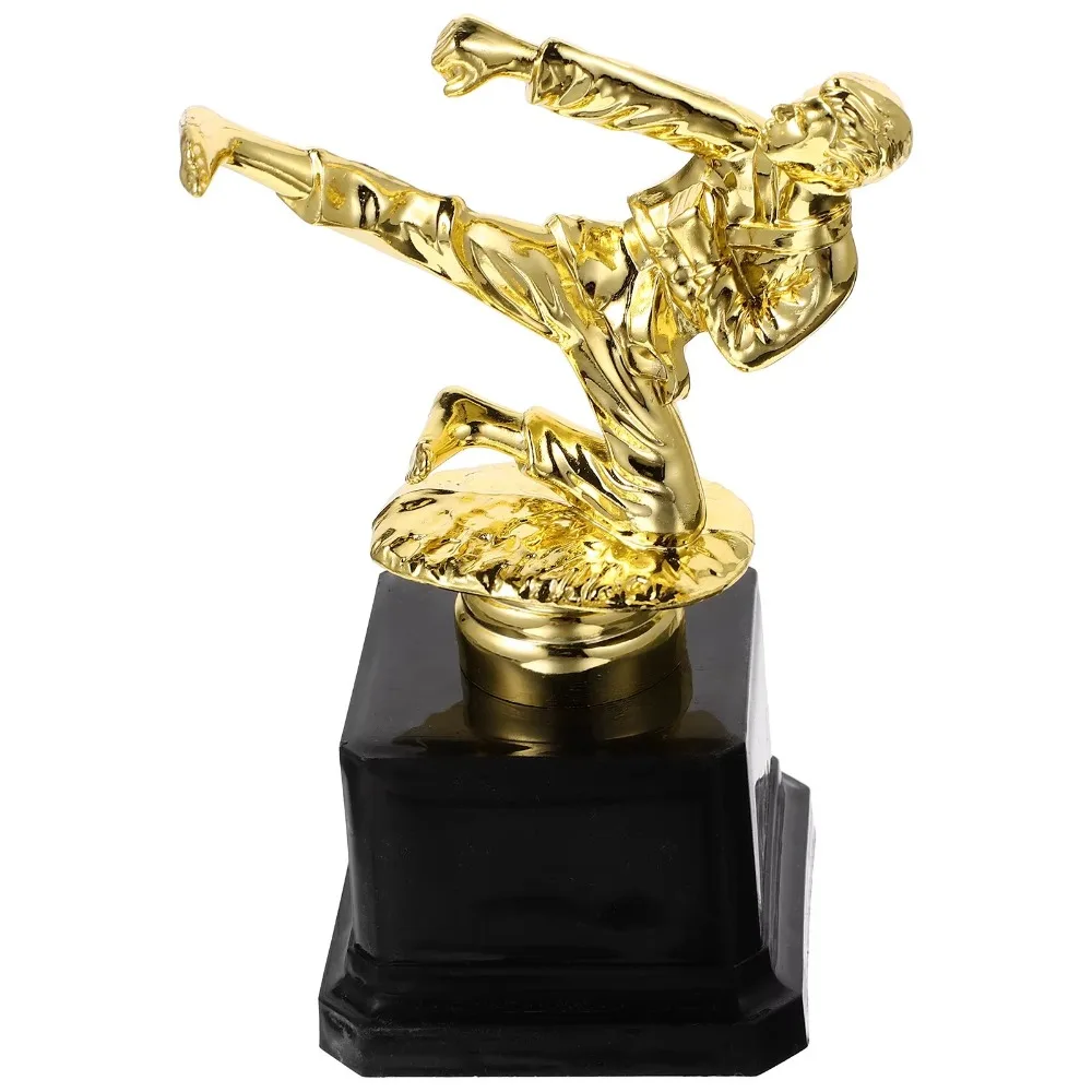 Trofeo infantil de plástico dorado en formato pequeño