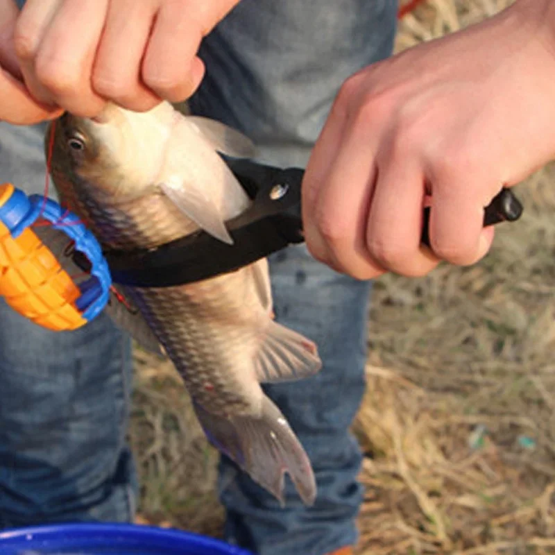 Comparativa de tamaño y agarre del alicate de pesca