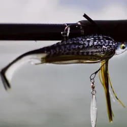 Señuelo Buzzbait Chatter con falda de silicona y borla marina
