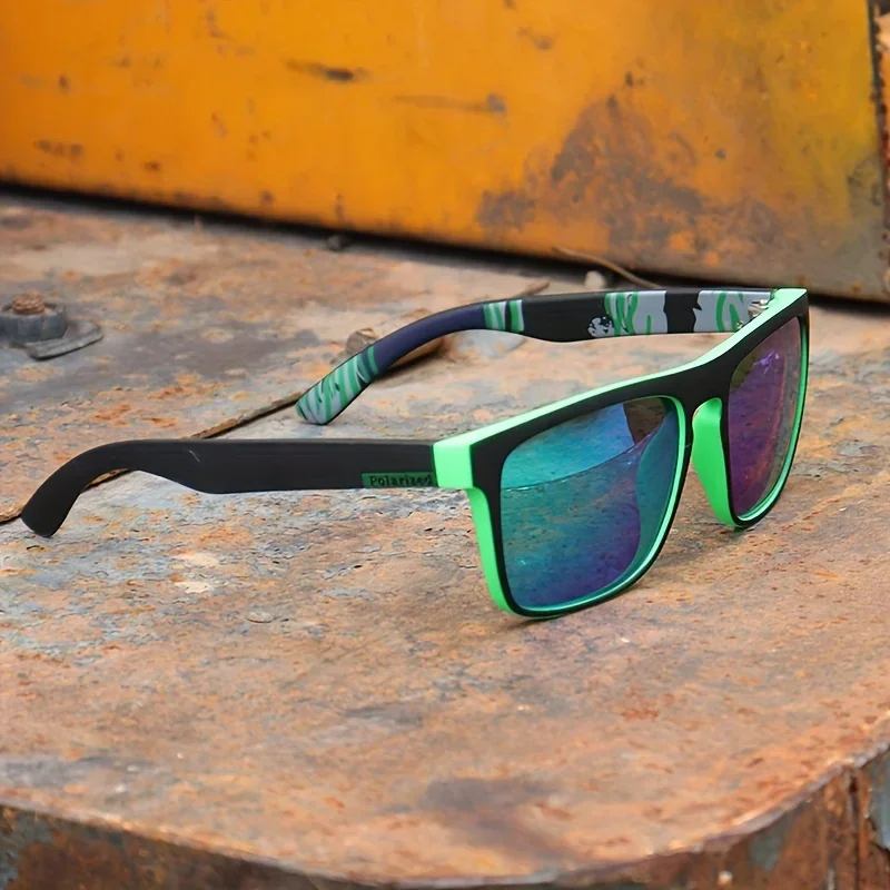 Gafas sobre fondo blanco, vista frontal