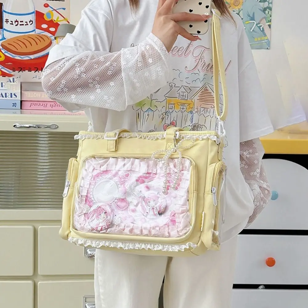 Bolso en uso cotidiano sobre una mesa de café