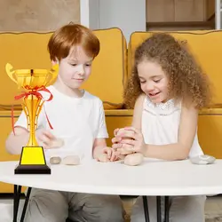 Manualidades con trofeos metálicos, estatuas doradas y recuerdos
