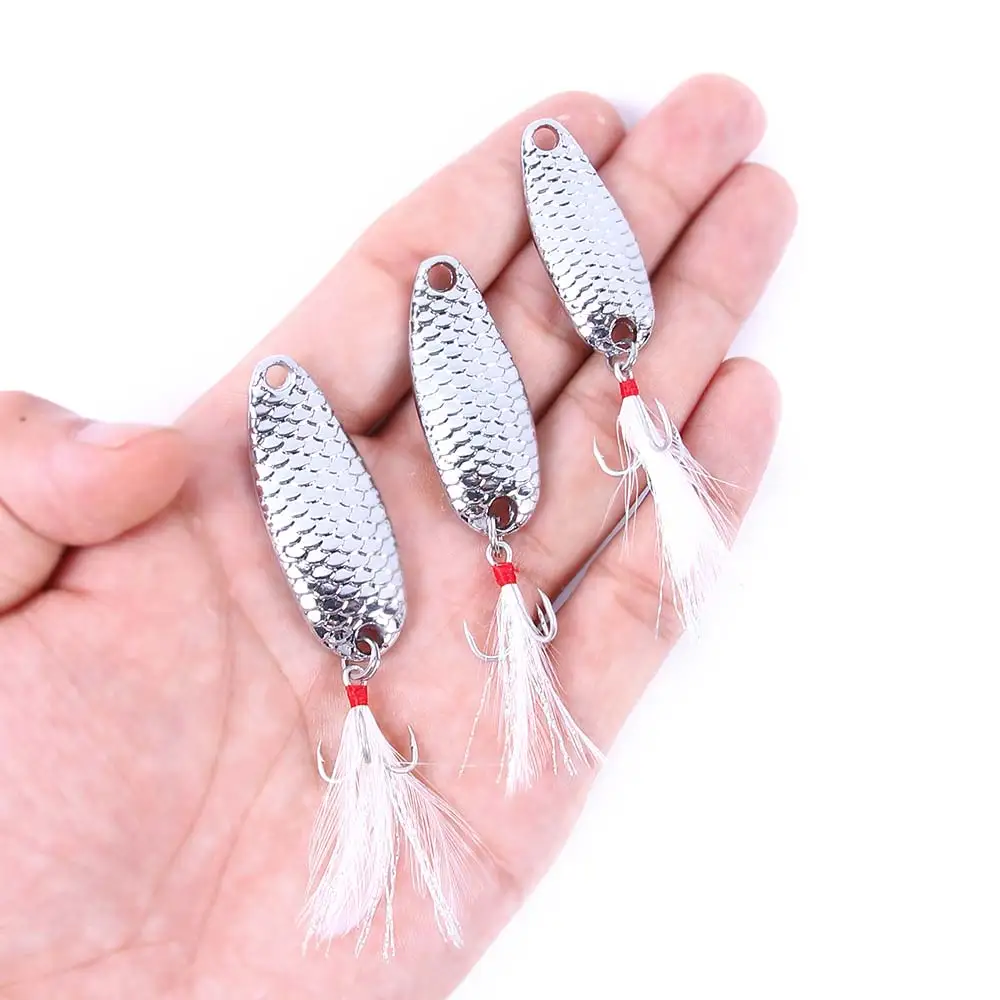 Cuchara de 13 g con anzuelo triple de pluma visible