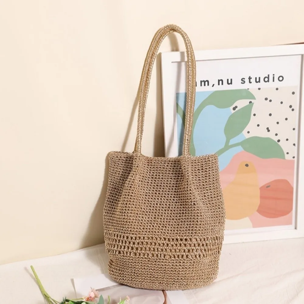 Bolso de paja boho tipo cubo dorado con líneas metálicas - imagen 3