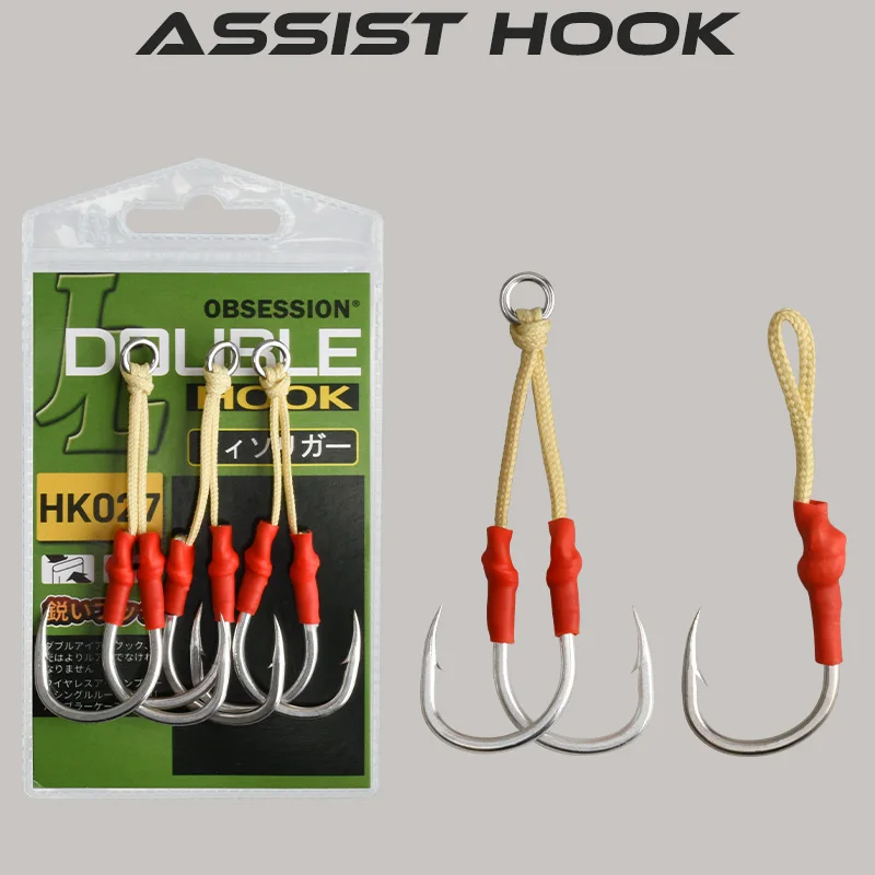Anzuelo HK026 colgando de un hilo de pesca mostrando su perfil delgado