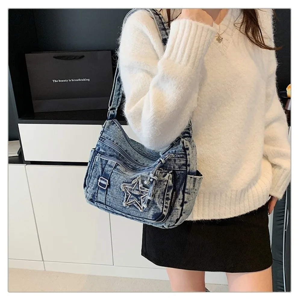Bolso bandolera de mezclilla con correa ajustable y bolsillos - imagen 2