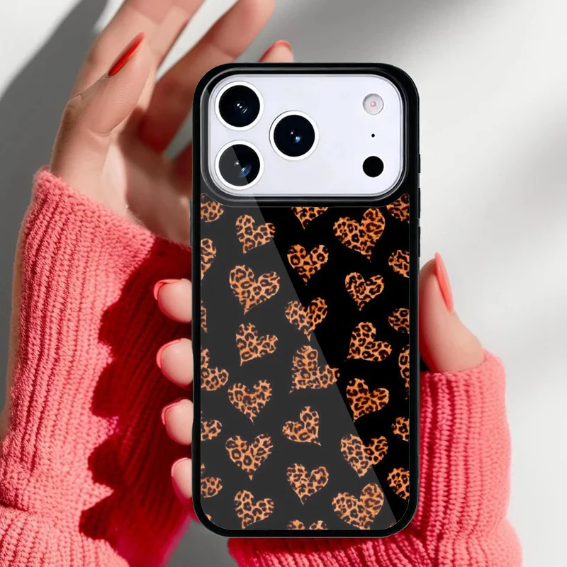 Funda puesta en iPhone mostrando acceso al puerto de carga