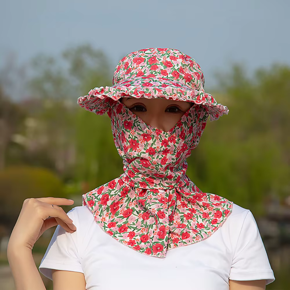 Sombrero de pescador floral en entorno de senderismo