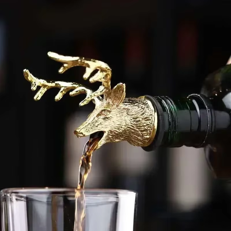 Tapón Dispensador de Vino y Aceite en Aleación de Zinc con Cabeza de Ciervo - imagen 3