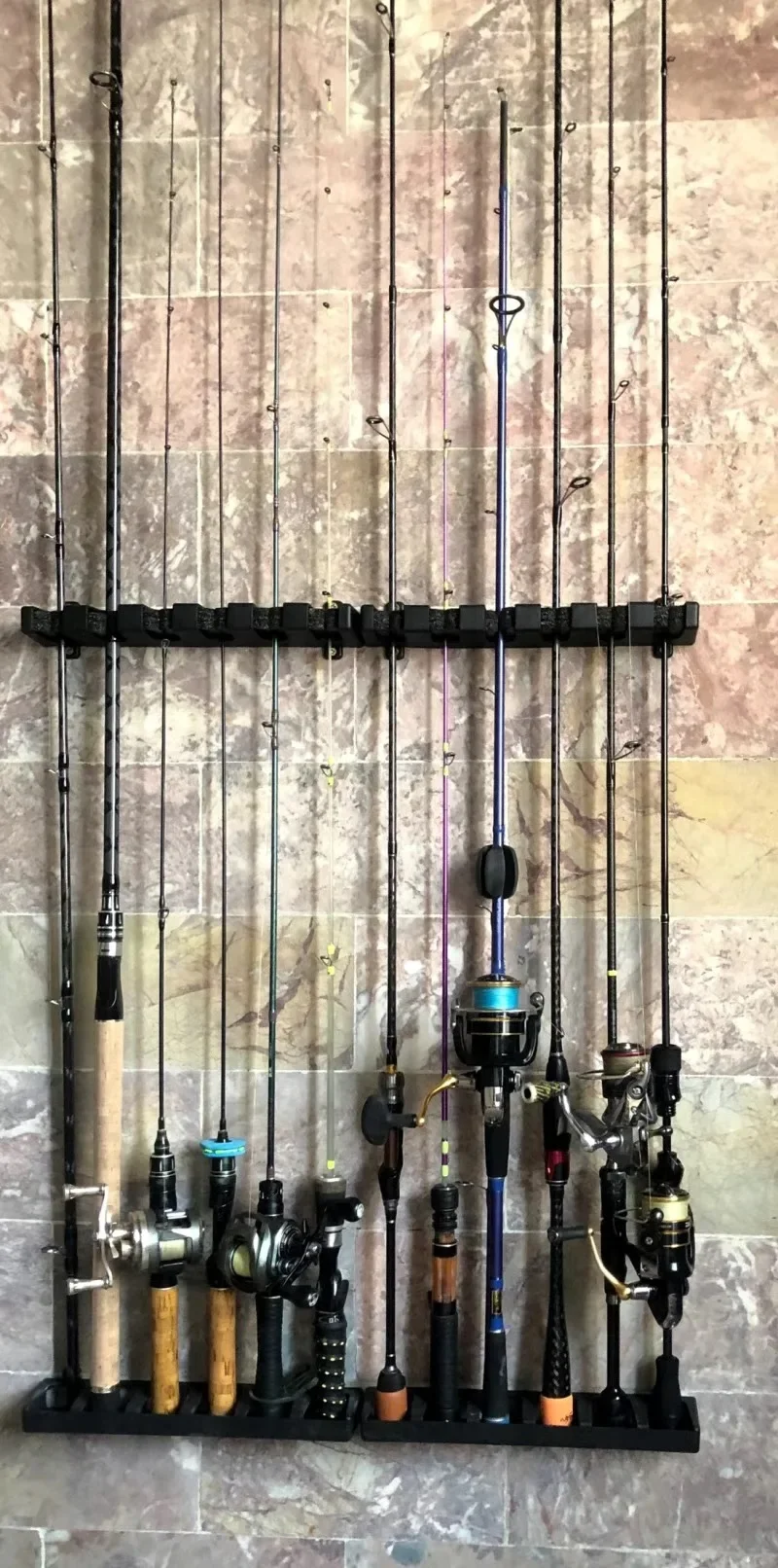 Soporte con cañas instalado