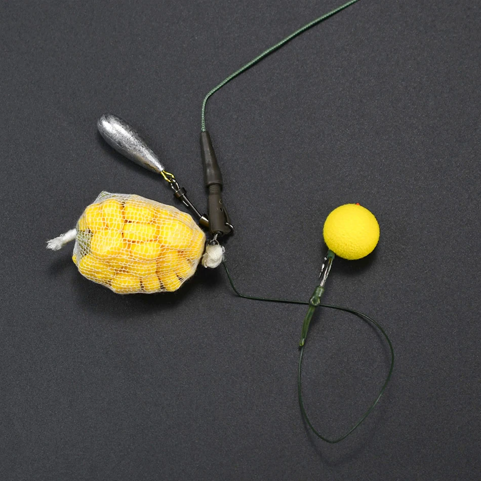 Pescador preparando la bolsa de malla con boilies