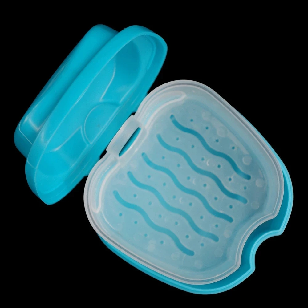 Caja abierta mostrando la dentadura postiza en su interior