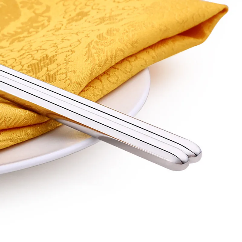Palillos junto a una olla caliente