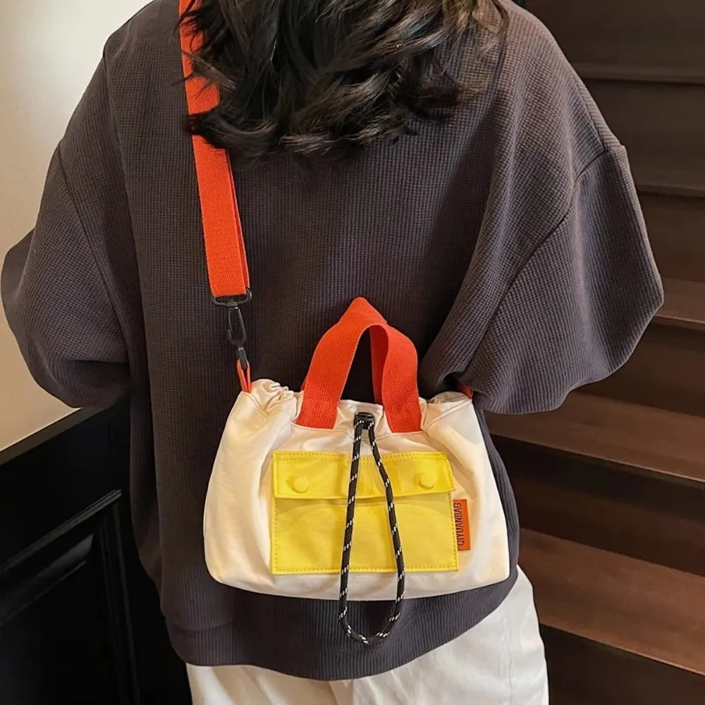 Bolso tipo cubo con cordón y bandolera ligera para móvil