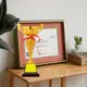 Manualidades con trofeos metálicos, estatuas doradas y recuerdos - imagen 2