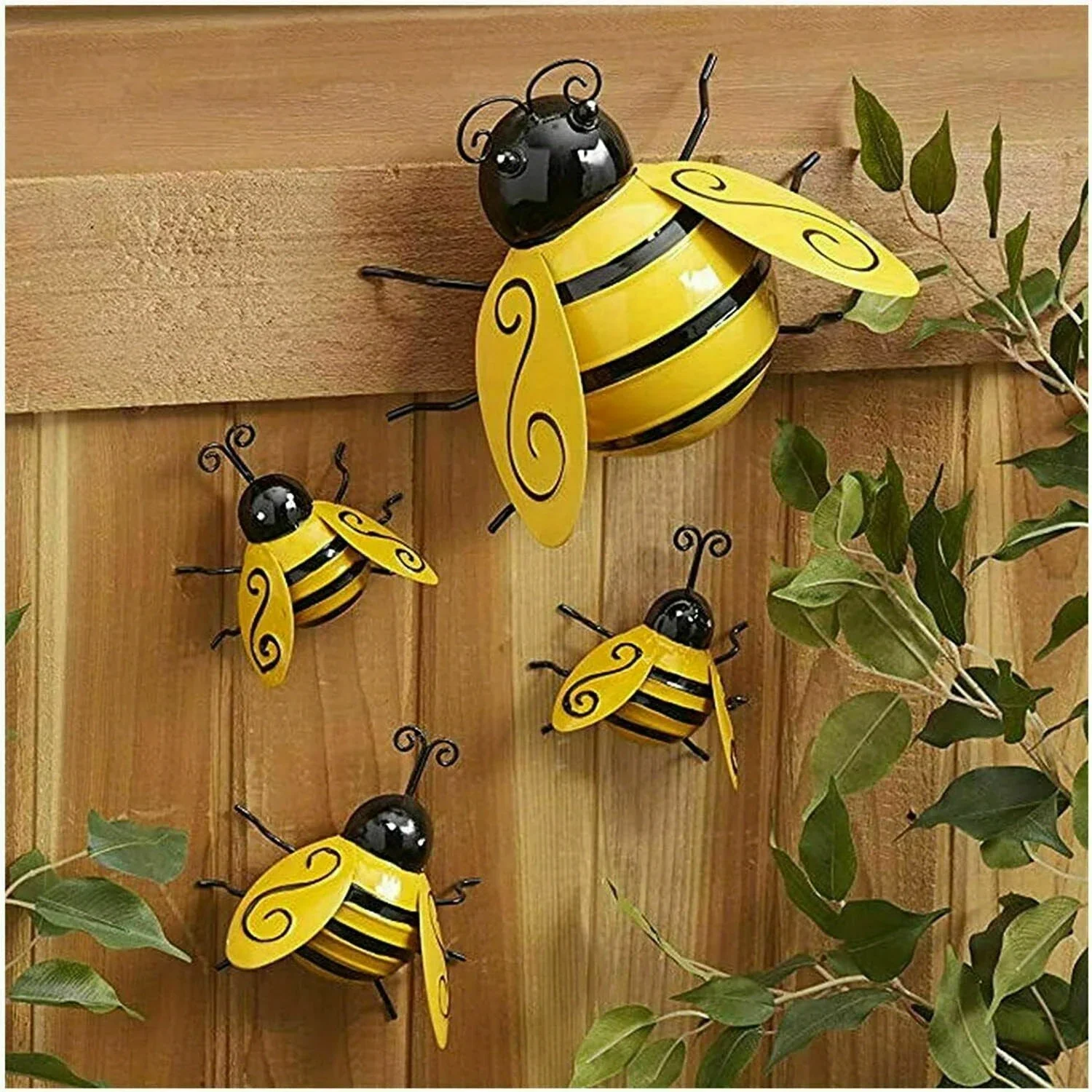 Vista del conjunto completo de cuatro abejas colocadas juntas