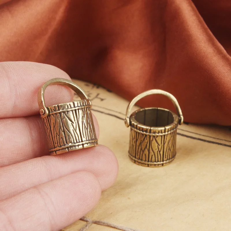 Llavero vintage de cobre con mini barril de latón y amuleto - imagen 5