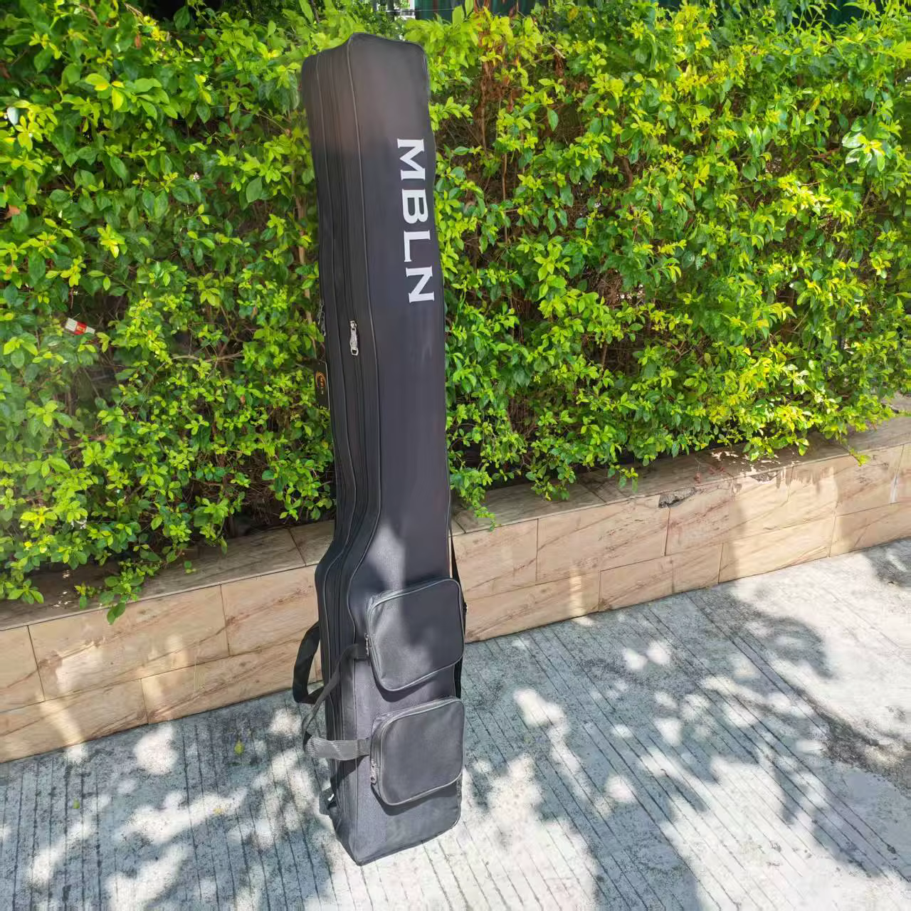 Bolsa de pesca negra plegada y lista para transporte