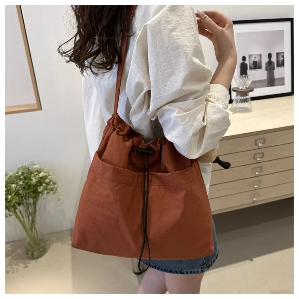 Bolso bandolera acolchado en nylon impermeable con cierre de cordón - imagen 2