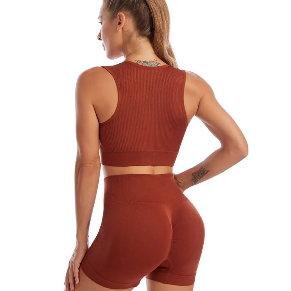Traje de yoga sin relleno de tirantes elástico y shorts
