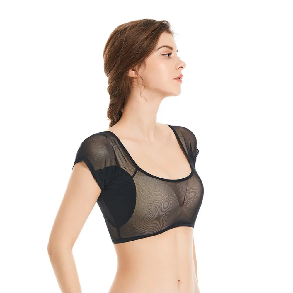 Modelo usando la prenda con blusa semitransparente