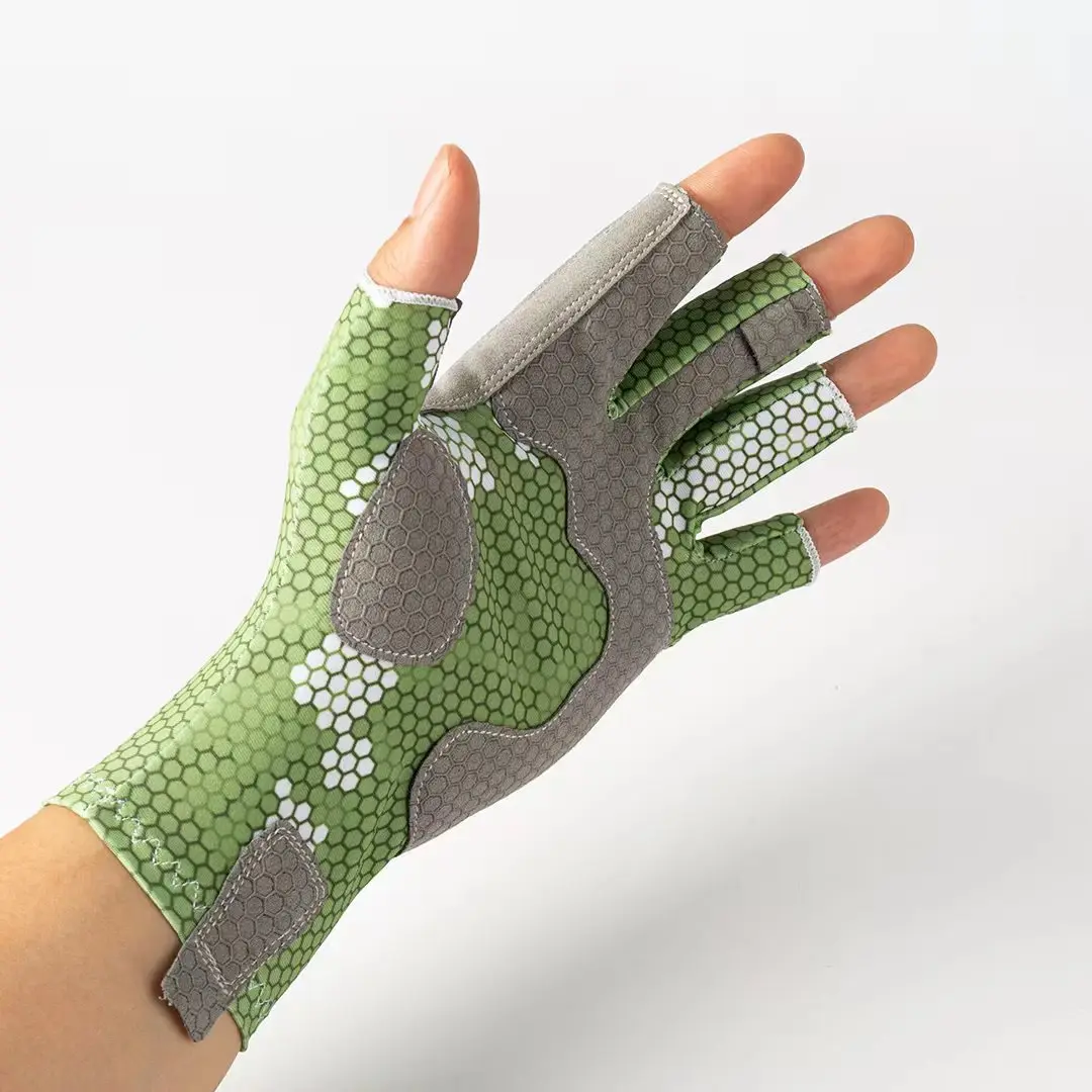 Guantes verdes camuflaje mostrando la palma y los dedos descubiertos