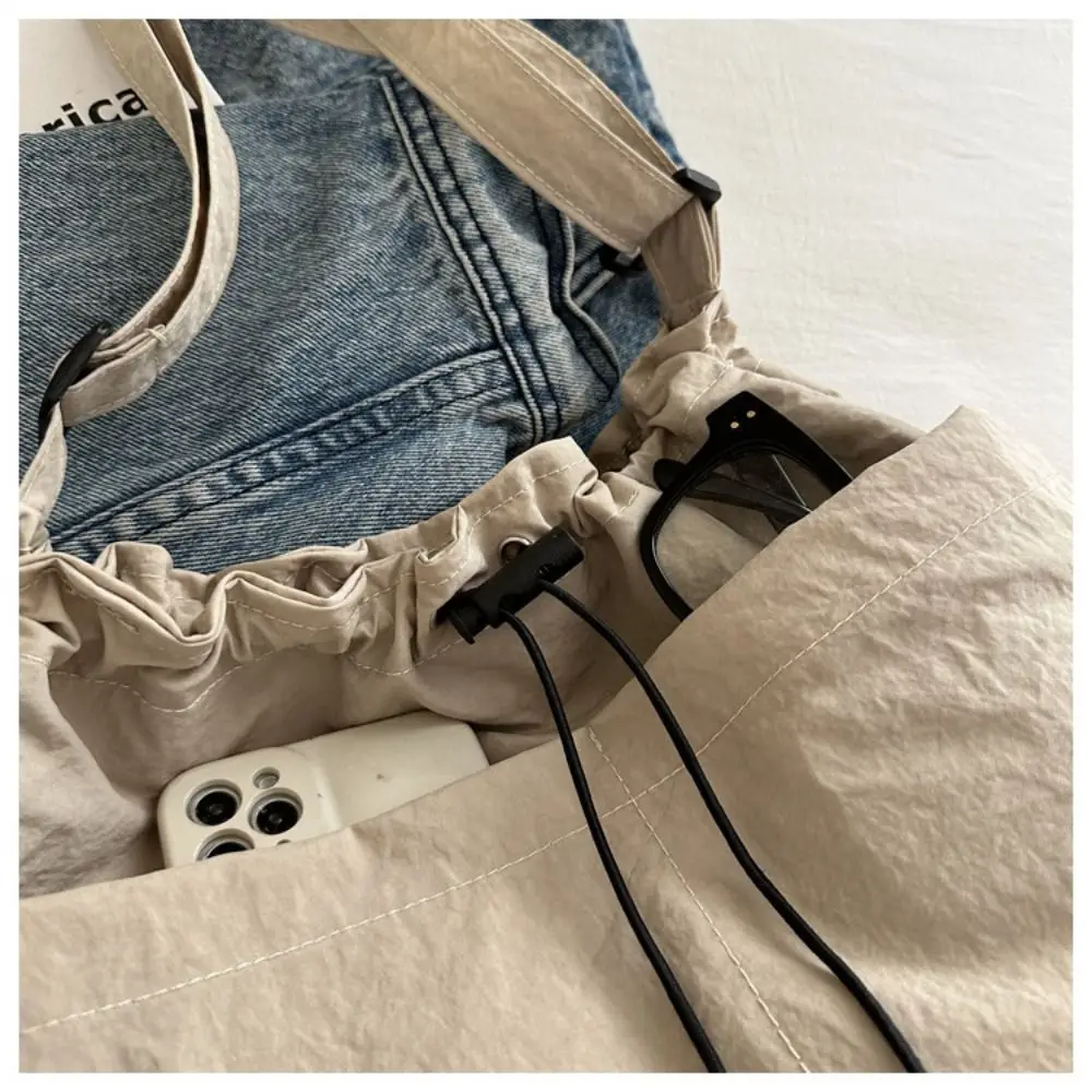 Bolso bandolera acolchado en nylon impermeable con cierre de cordón - imagen 5