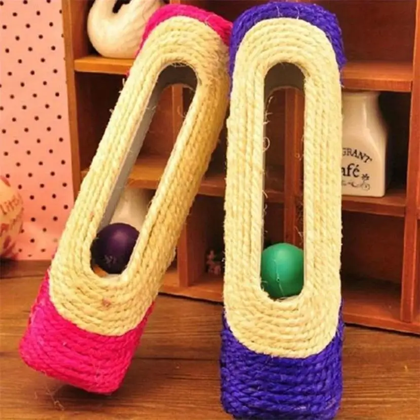 Poste rascador de sisal con bolas rodantes y plumas para gatos