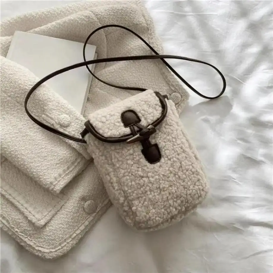 Bolso bandolera de felpa pequeño con hebilla de cierre seguro - imagen 4