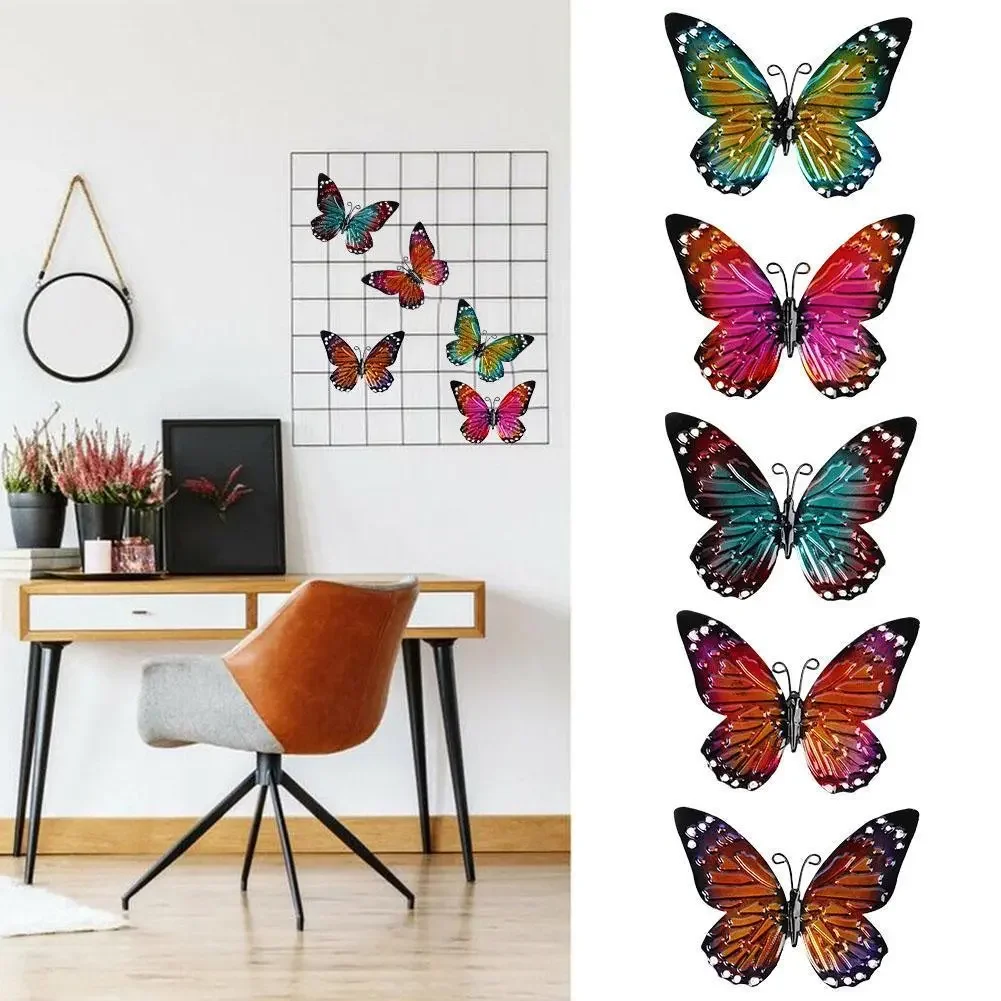Mariposa metálica colocada en pared exterior de jardín