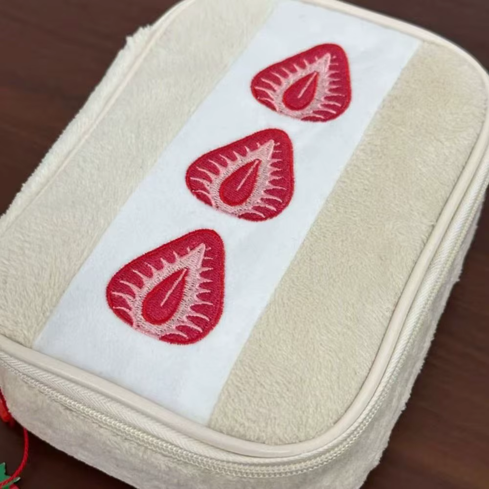 Estuche bordado diseño sándwich fresa – Multifuncional hogar y viaje - imagen 3