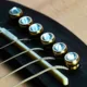 Puente de guitarra de cristal con puntos metálicos en colores